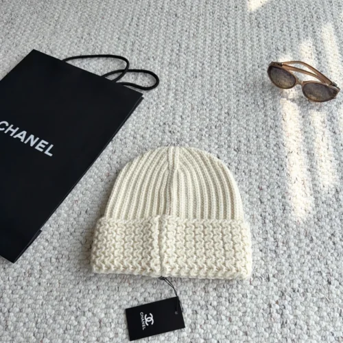 Chanel Chunky-Knit Cuffed Beanie with Tonal CC Embroidery - Ref. HTCHANEL0005