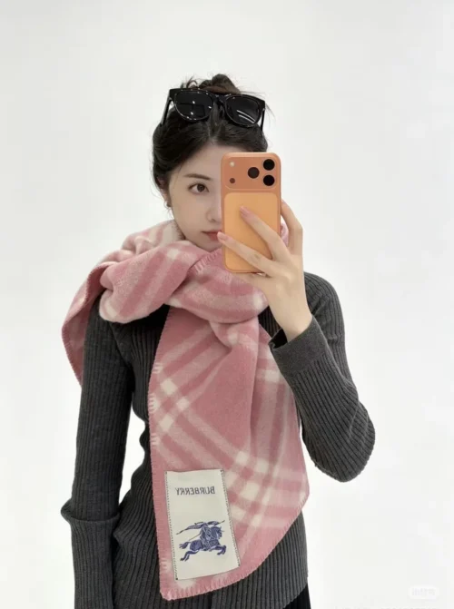 Burberry Scarf with Oversized Logo Motifs and a Soft-Touch Finish - Ref. SCBURBERRY0004