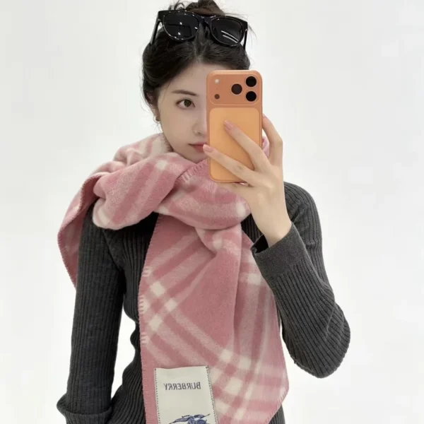 Burberry Scarf with Oversized Logo Motifs and a Soft-Touch Finish - Ref. SCBURBERRY0004