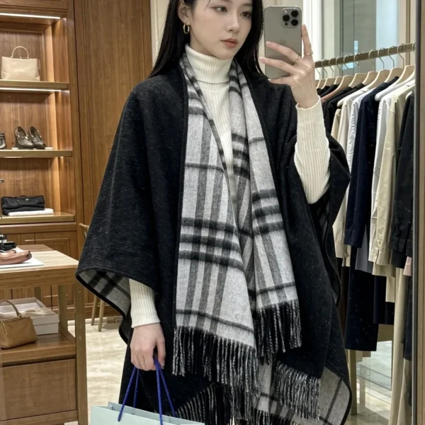 Burberry Reversible Wool Jacquard Cape with TB Check Motifs and Leather Trim - Ref. SCBURBERRY0020