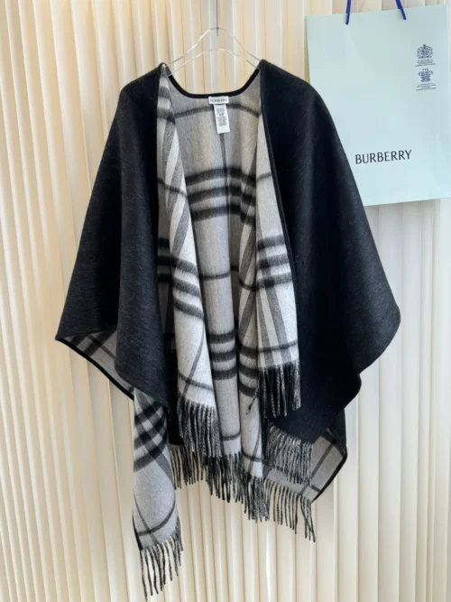 Burberry Reversible Wool Jacquard Cape with TB Check Motifs and Leather Trim - Ref. SCBURBERRY0020
