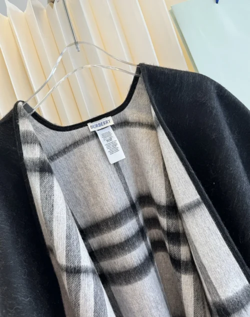 Burberry Reversible Wool Jacquard Cape with TB Check Motifs and Leather Trim - Ref. SCBURBERRY0020