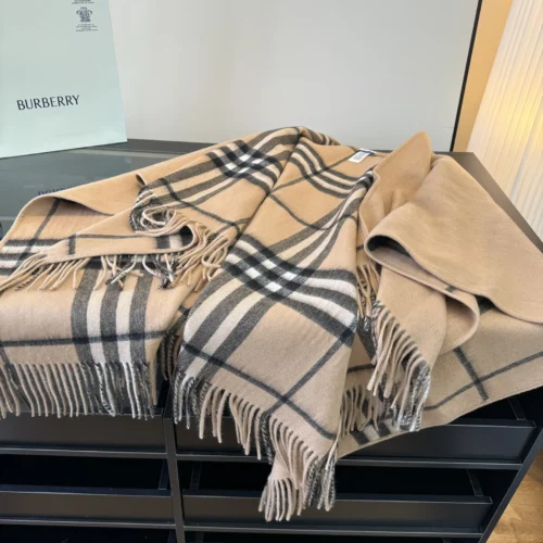 Burberry Reversible Wool Jacquard Cape with TB Check Motifs and Leather Trim - Ref. SCBURBERRY0021