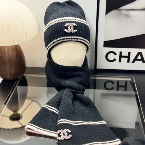 Chanel Soft-Touch Two-Piece Hat and Scarf Set for Winter - Ref. SCCHANEL0012