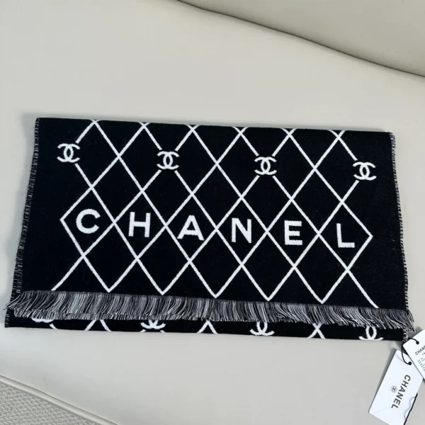 Chanel Reversible 100% Wool Diamond-Grid CC Logo Scarf and Wrap - 190 x 46 cm - Ref. SCCHANEL0019
