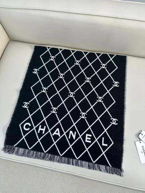 Chanel Reversible 100% Wool Diamond-Grid CC Logo Scarf and Wrap - 190 x 46 cm - Ref. SCCHANEL0019