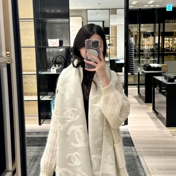 Chanel 26C Smoky Gray and White Wool-Blend CC Jacquard Scarf - 184 x 38 cm - Ref. SCCHANEL0025