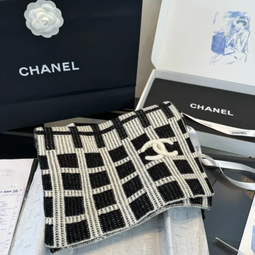 Chanel Soft-Color Knitted Scarf with an Understated Finish - Ref. SCCHANEL0031