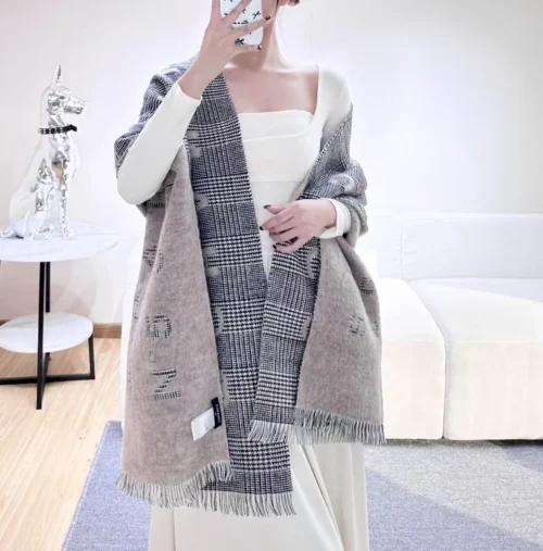 Chanel 100% Cashmere Scarf in Black and Cream Tones - 70 x 200 - Ref. SCCHANEL0044