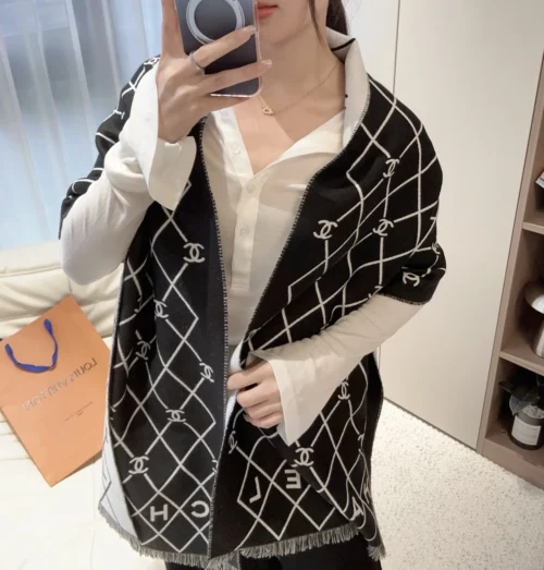 Chanel Reversible 100% Wool Scarf with a Diamond Pattern - Ref. SCCHANEL0049