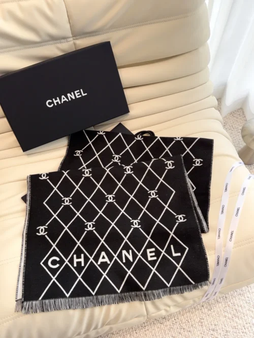 Chanel Reversible 100% Wool Scarf with a Diamond Pattern - Ref. SCCHANEL0049