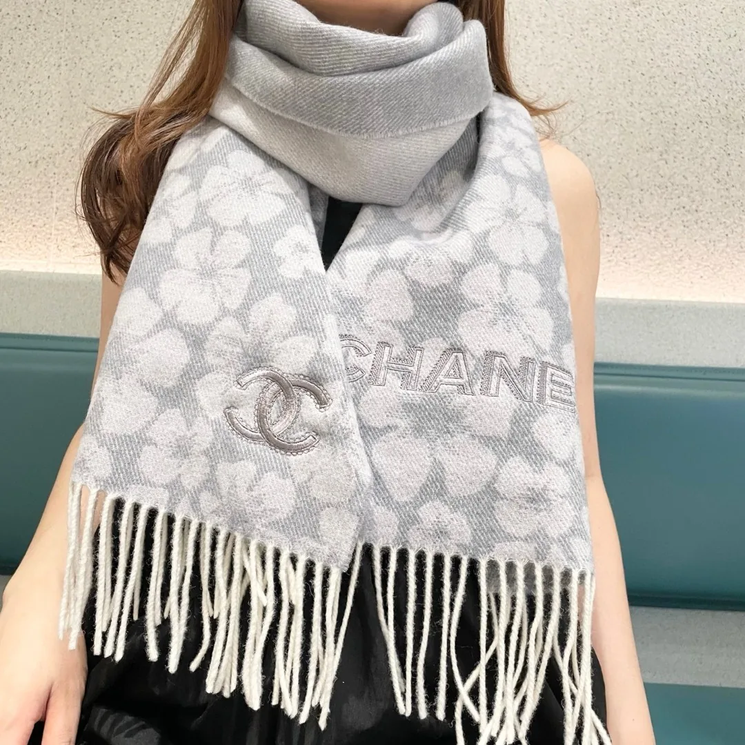 Chanel 100% Cashmere Scarf in Black and Cream Tones - 35 x 180 - Ref. SCCHANEL0053