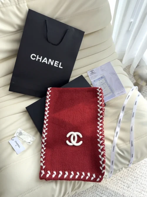 Chanel Solid-Color Knitted Scarf with a Soft-Touch Finish - Ref. SCCHANEL0061