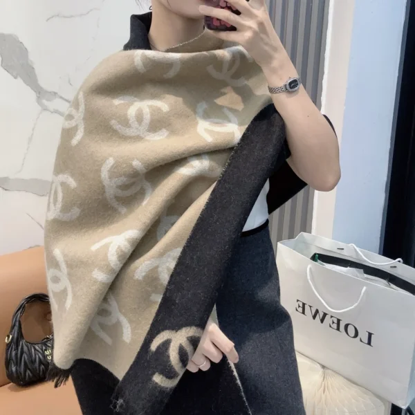 SCCHANEL0149-01 Chanel 25B Reversible Cashmere Shawl with CC Jacquard in Milk-Tea Beige and Black - Ref. SCCHANEL0149