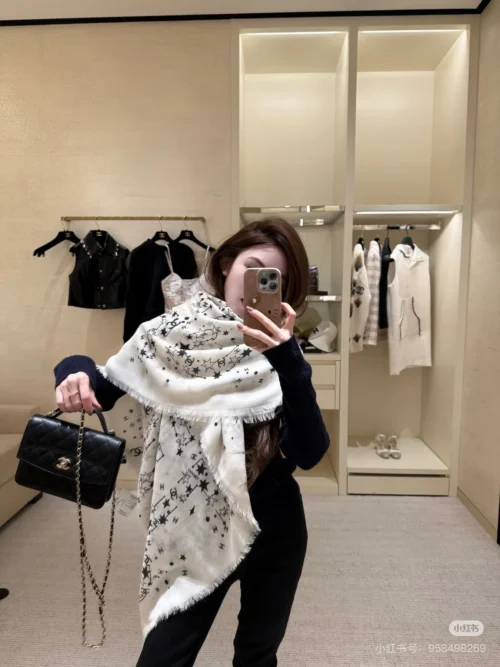 Chanel Fine 300-Count Ring Shawl for Autumn and Winter - Ref. SCCHANEL0248