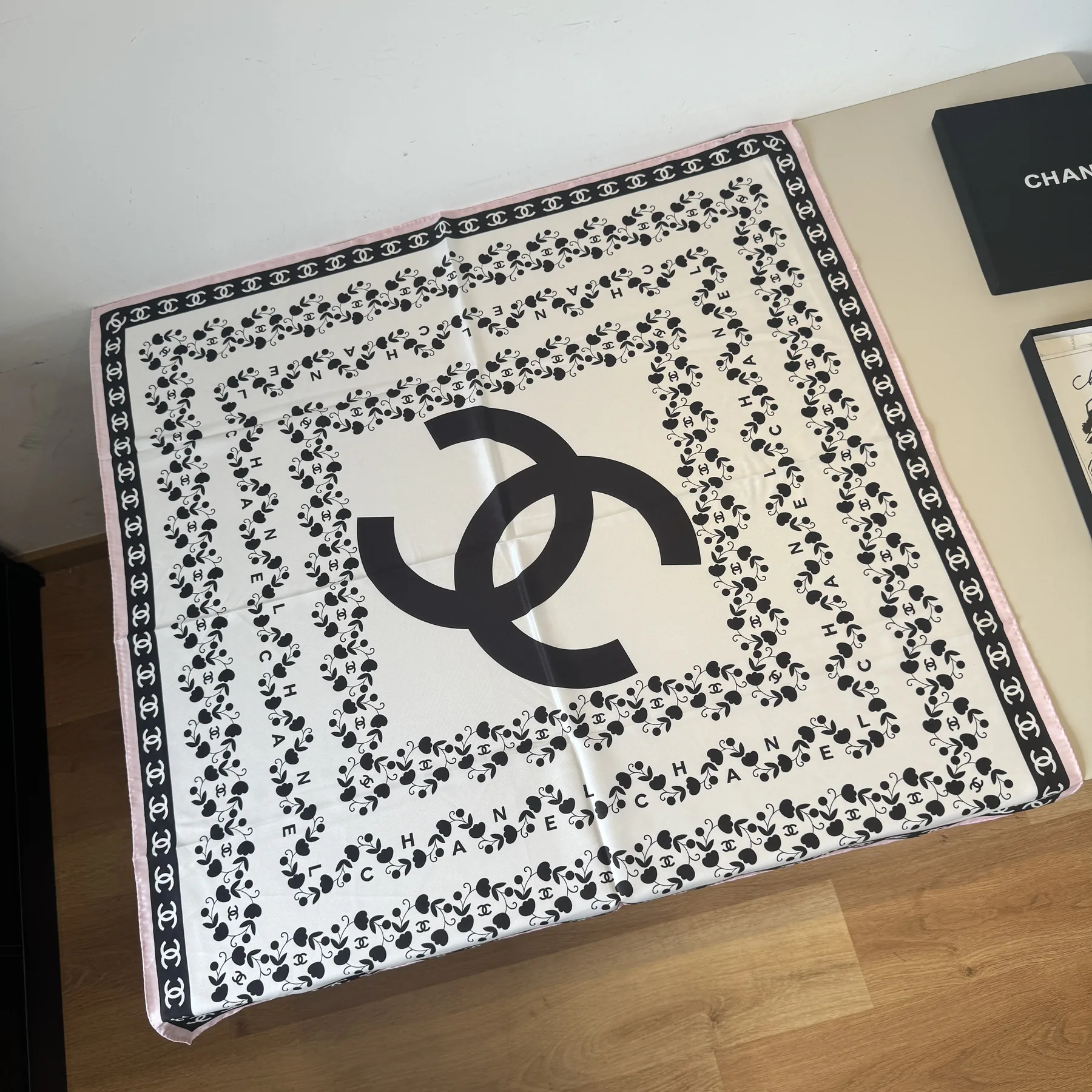 SCCHANEL0292-01 Chanel 100% Silk Square Scarf with Small Floral and CC Motifs - 90 x 90 cm - Ref. SCCHANEL0292