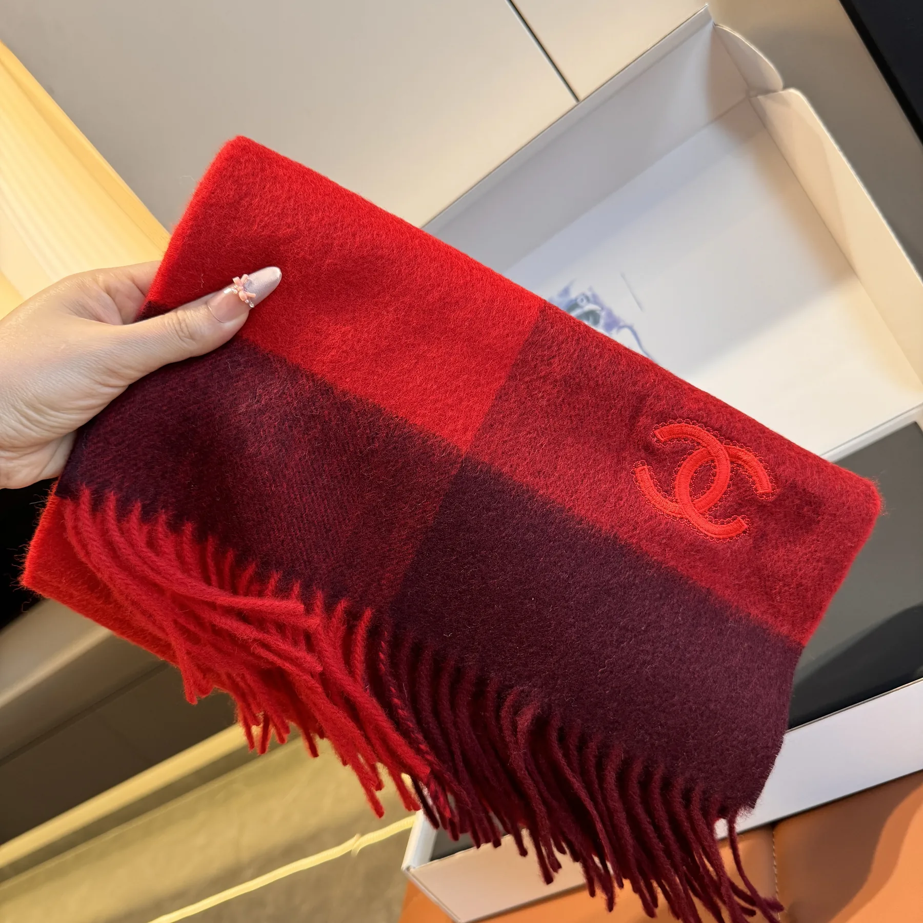 Chanel 100% Cashmere Small Scarf with a Ripple-Textured Finish - Ref. SCCHANEL0307