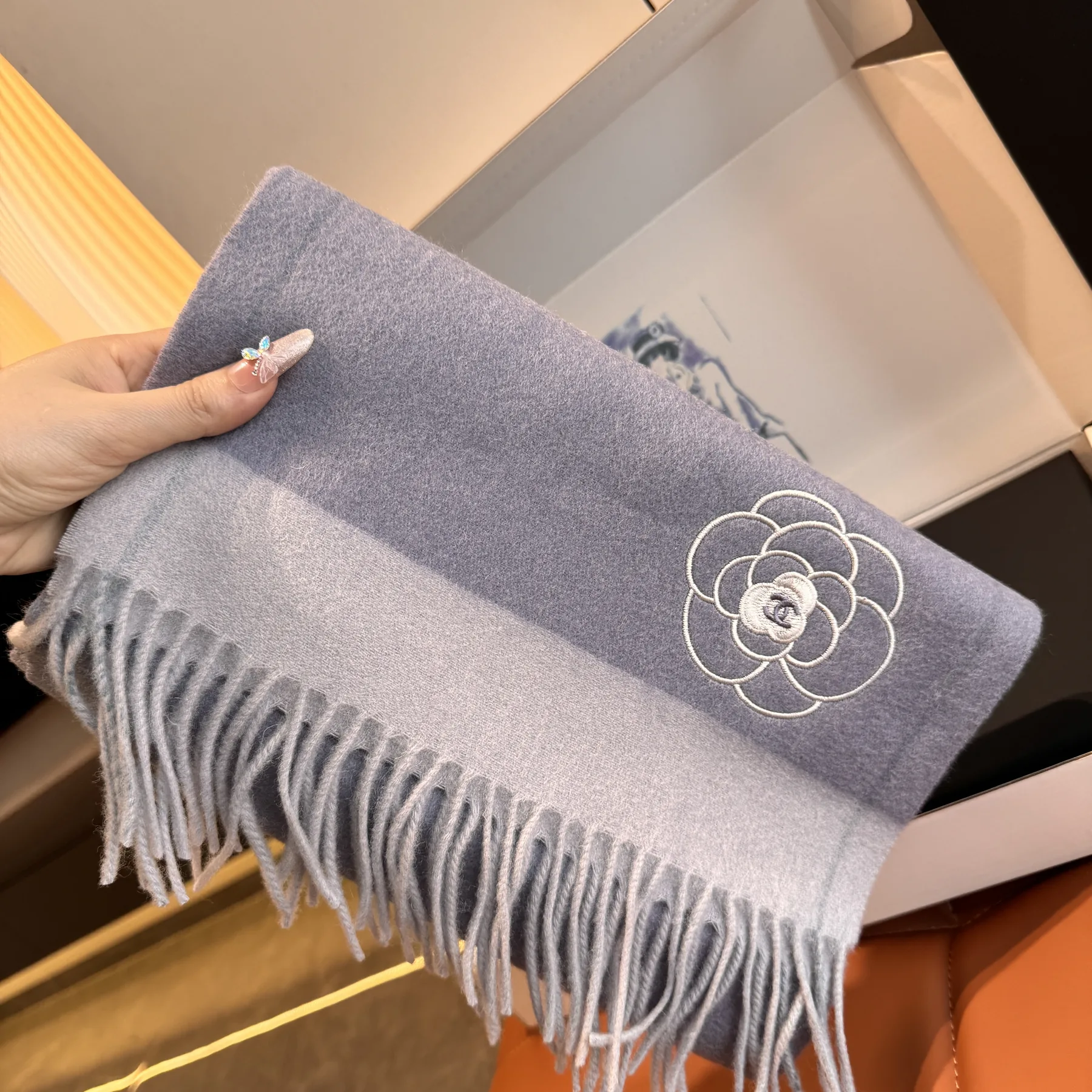 Chanel 100% Cashmere Scarf with a Soft, Fine-Textured Finish - Ref. SCCHANEL0311