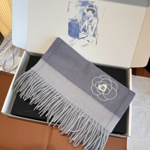 Chanel 100% Cashmere Scarf with a Soft, Fine-Textured Finish - Ref. SCCHANEL0311