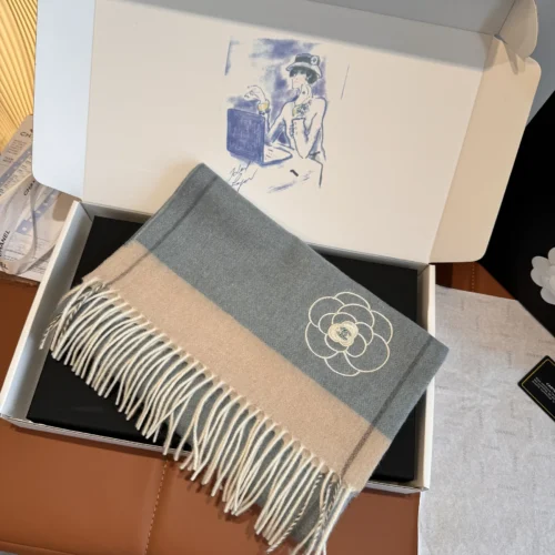Chanel 100% Cashmere Scarf with a Soft, Fine-Textured Finish - Ref. SCCHANEL0312
