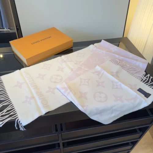 Louis Vuitton Reversible 100% Wool Monogram Scarf - 180 x 30 cm - Ref. SCCOACH0007