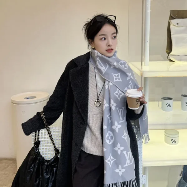 SCCOACH0010-01 Louis Vuitton Reversible 100% Wool Monogram Scarf - 180 x 30 cm - Ref. SCCOACH0010