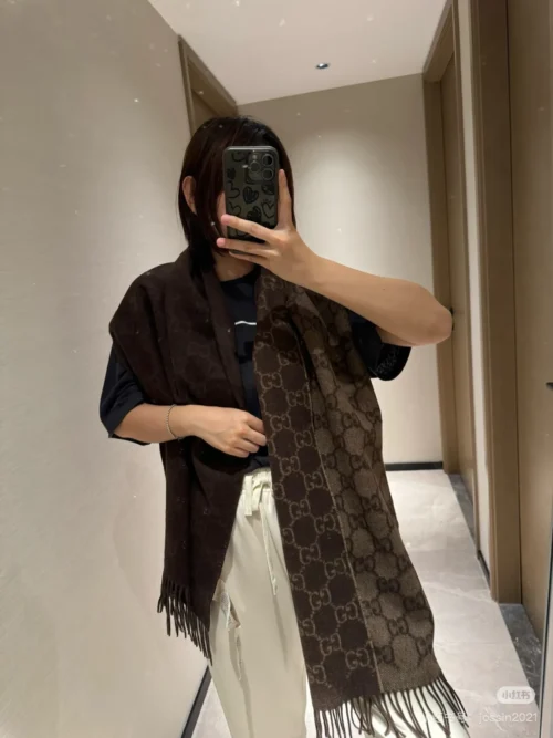 Gucci 100% Cashmere Scarf with a Two-Tone Gradient and Logo Motif - Ref. SCCOACH0020