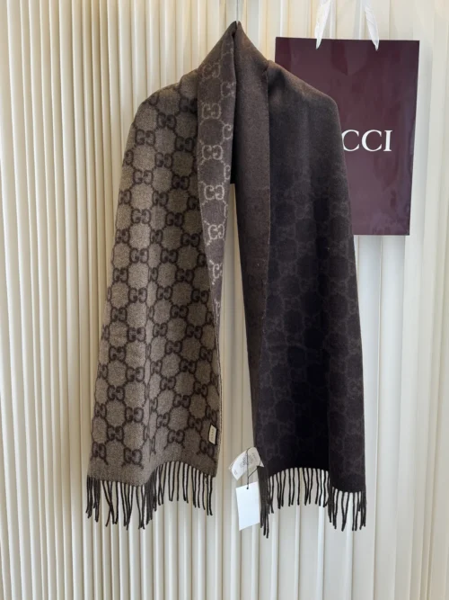 Gucci 100% Cashmere Scarf with a Two-Tone Gradient and Logo Motif - Ref. SCCOACH0020