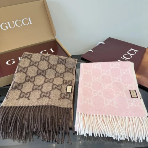 Gucci 100% Cashmere Scarf with a Two-Tone Gradient and Logo Motif - Ref. SCCOACH0020