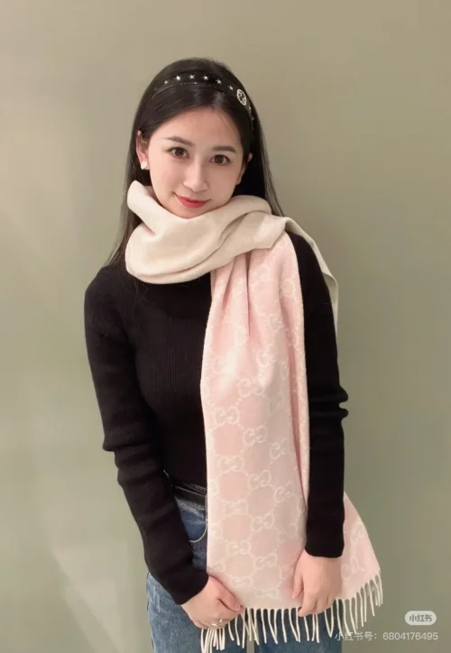 Gucci 100% Cashmere Scarf with a Two-Tone Gradient and Logo Motif - Ref. SCCOACH0021