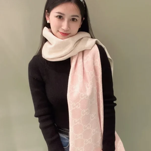 SCCOACH0021-01 Gucci 100% Cashmere Scarf with a Two-Tone Gradient and Logo Motif - Ref. SCCOACH0021