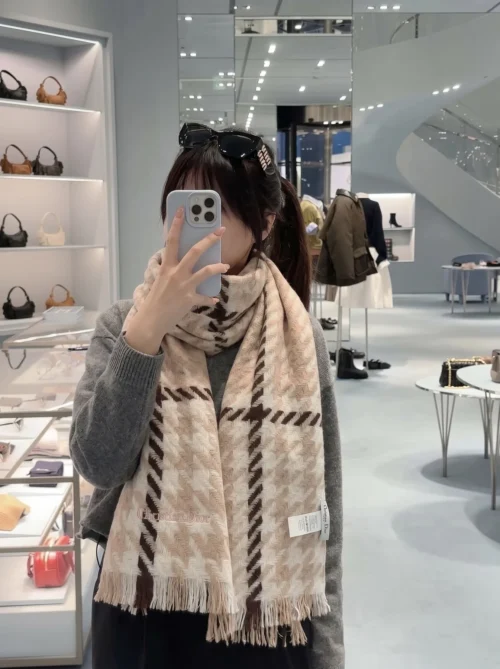 Dior Houndstooth Scarf with Delicate Fringed Edges - Ref. SCDIOR0039