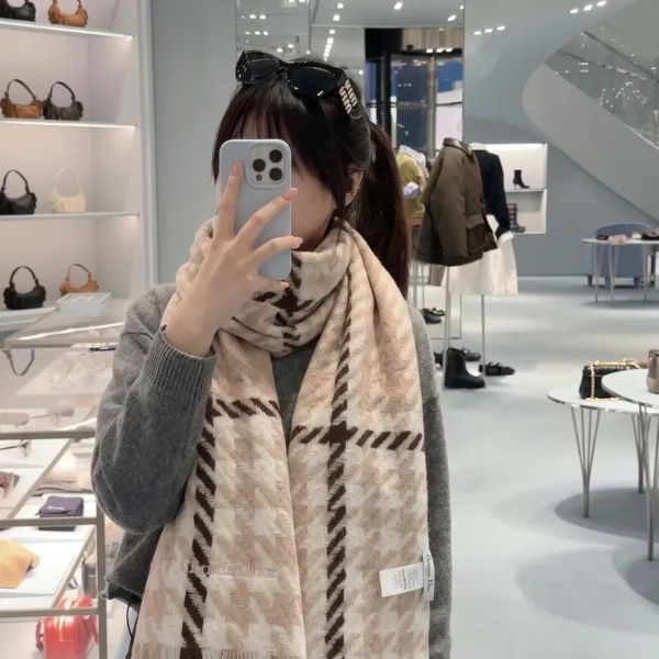 Dior Houndstooth Scarf with Delicate Fringed Edges - Ref. SCDIOR0039