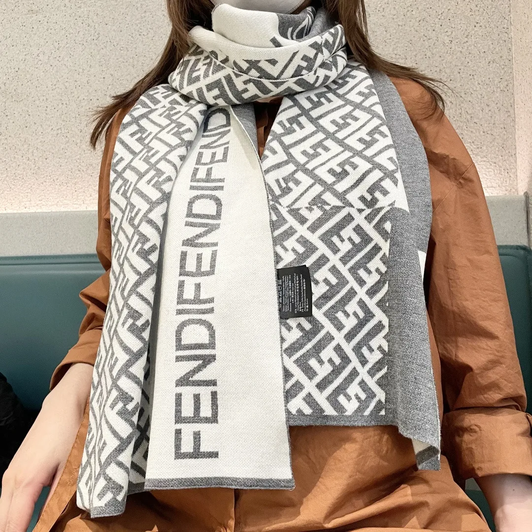 Fendi Unisex Cashmere Knitted Scarf with a Soft Finish - Ref. SCFENDI0013