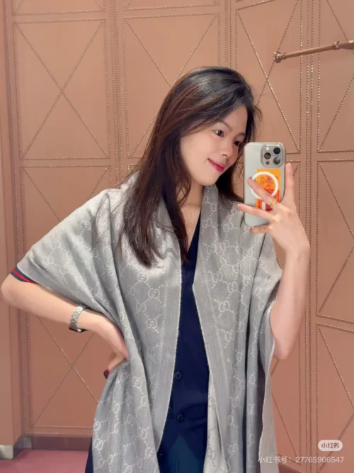 Gucci Reversible 100% Wool Small-GG Jacquard Shawl in Gray and Pink - 48 x 180 cm - Ref. SCGUCCI0007