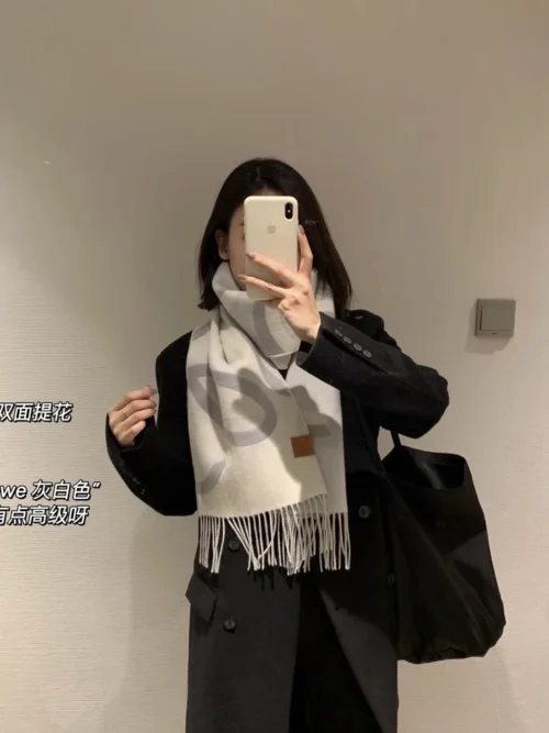 Loewe Reversible 90% Wool 10% Cashmere Scarf with Script Logo and Fringed Ends - 180 x 30 cm - Ref. SCLOEWE0008