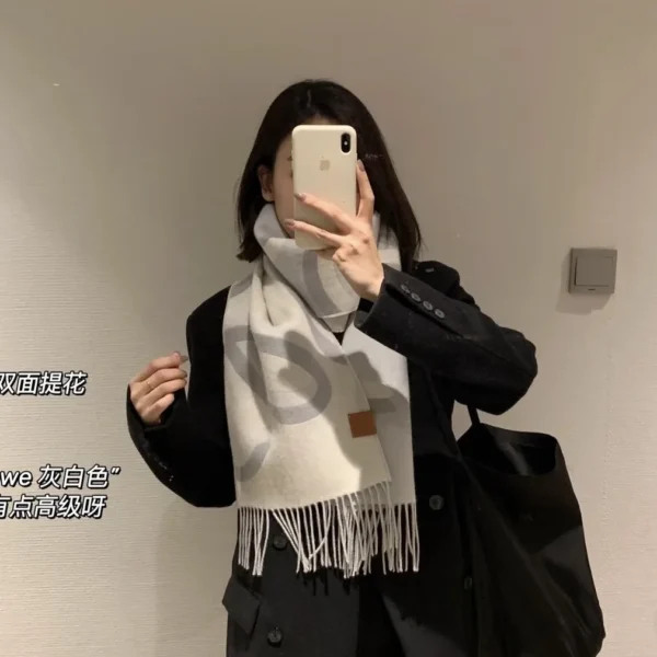 SCLOEWE0008-01 Loewe Reversible 90% Wool 10% Cashmere Scarf with Script Logo and Fringed Ends - 180 x 30 cm - Ref. SCLOEWE0008