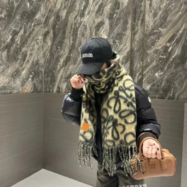 SCLOEWE0010-01 Loewe Unisex Long Scarf with a Striped Design
