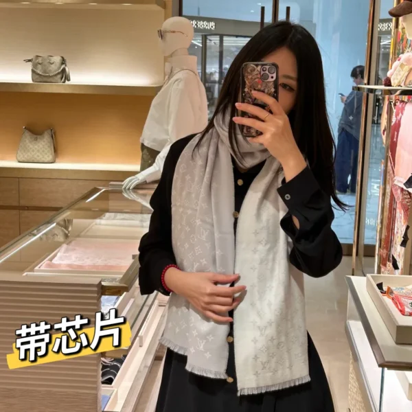 Louis Vuitton Game On 100% Cashmere Reversible Scarf with Monogram and Heart Motifs - Ref. SCLV0044