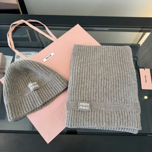 Miu Miu Unisex Cashmere Winter Hat and Scarf Set - Scarf 30 x 180 - Ref. SCMIU0001