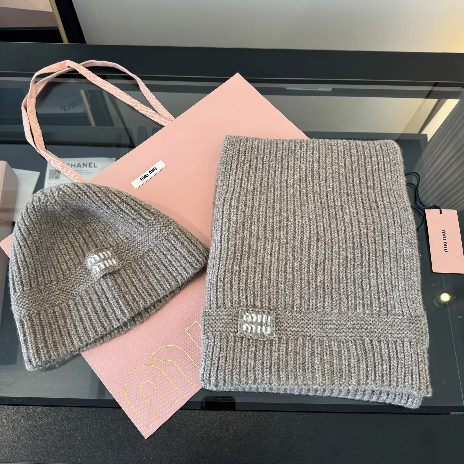 Miu Miu Unisex Cashmere Winter Hat and Scarf Set - Scarf 30 x 180 - Ref. SCMIU0001