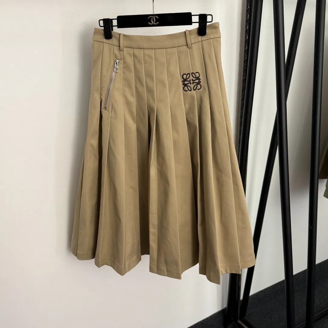 Loewe Women's Black Logo-Embroidered Pleated Pleated Apparel with Zip Fastening and Pockets - Ref. WCLOEWE0074